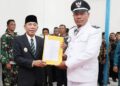Wabup Jamhuri menyerahkan BA pelantikan Kades Tempurukan hasil Pemilihan PAW. Foto: Prokopim.