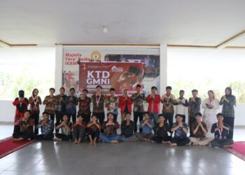 Wakil Wali Kota Pontianak Bahasan berfoto bersama pengurus dan anggota GMNI Kota Pontianak.