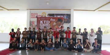 Wakil Wali Kota Pontianak Bahasan berfoto bersama pengurus dan anggota GMNI Kota Pontianak.