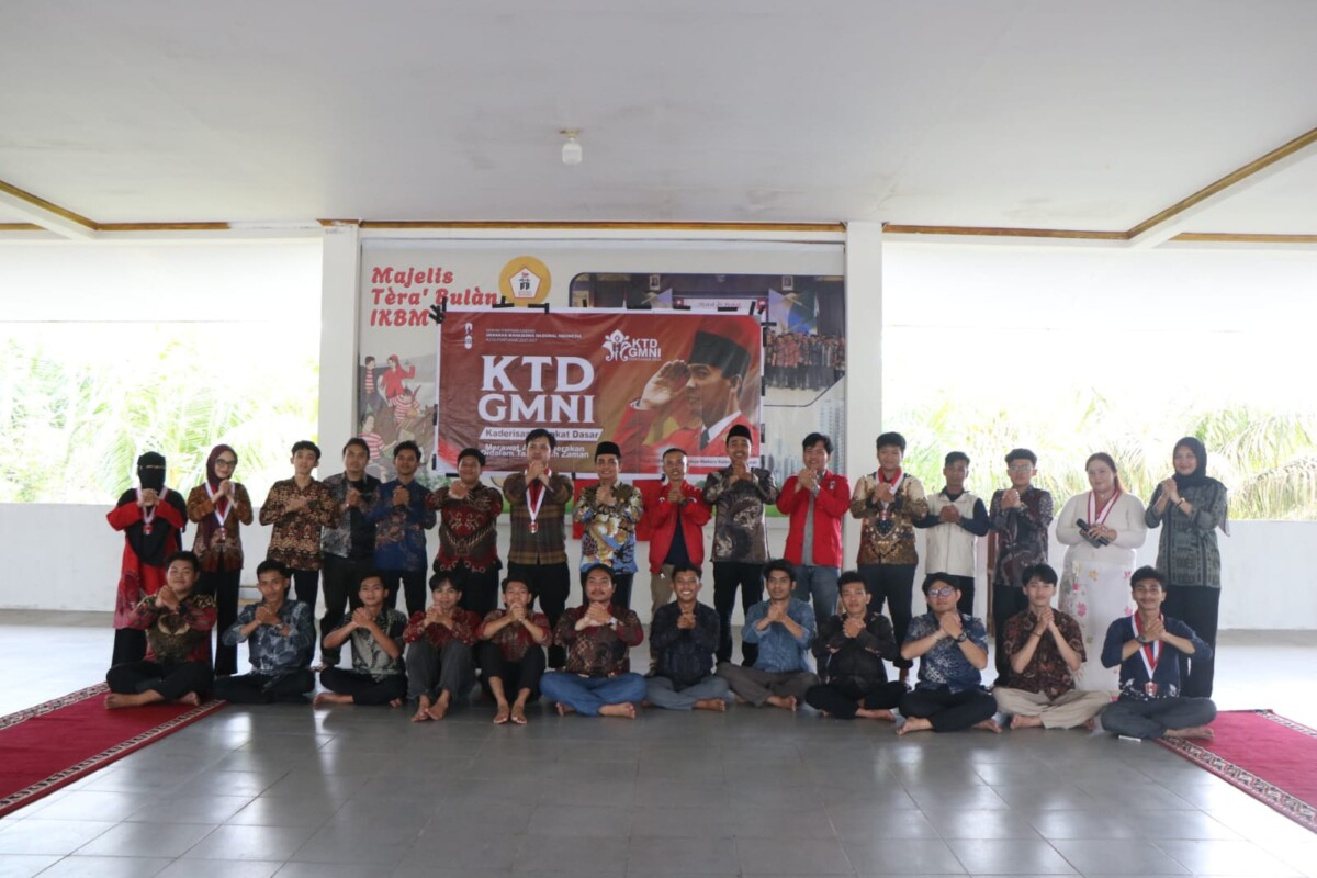 Wakil Wali Kota Pontianak Bahasan berfoto bersama pengurus dan anggota GMNI Kota Pontianak.