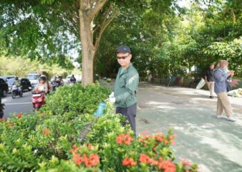 Wali Kota Pontianak Edi Rusdi Kamtono merapikan tanaman hias di trotoar.