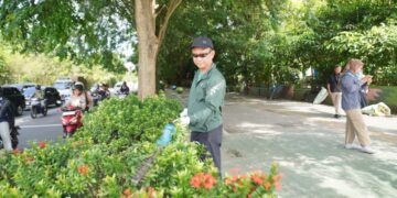 Wali Kota Pontianak Edi Rusdi Kamtono merapikan tanaman hias di trotoar.