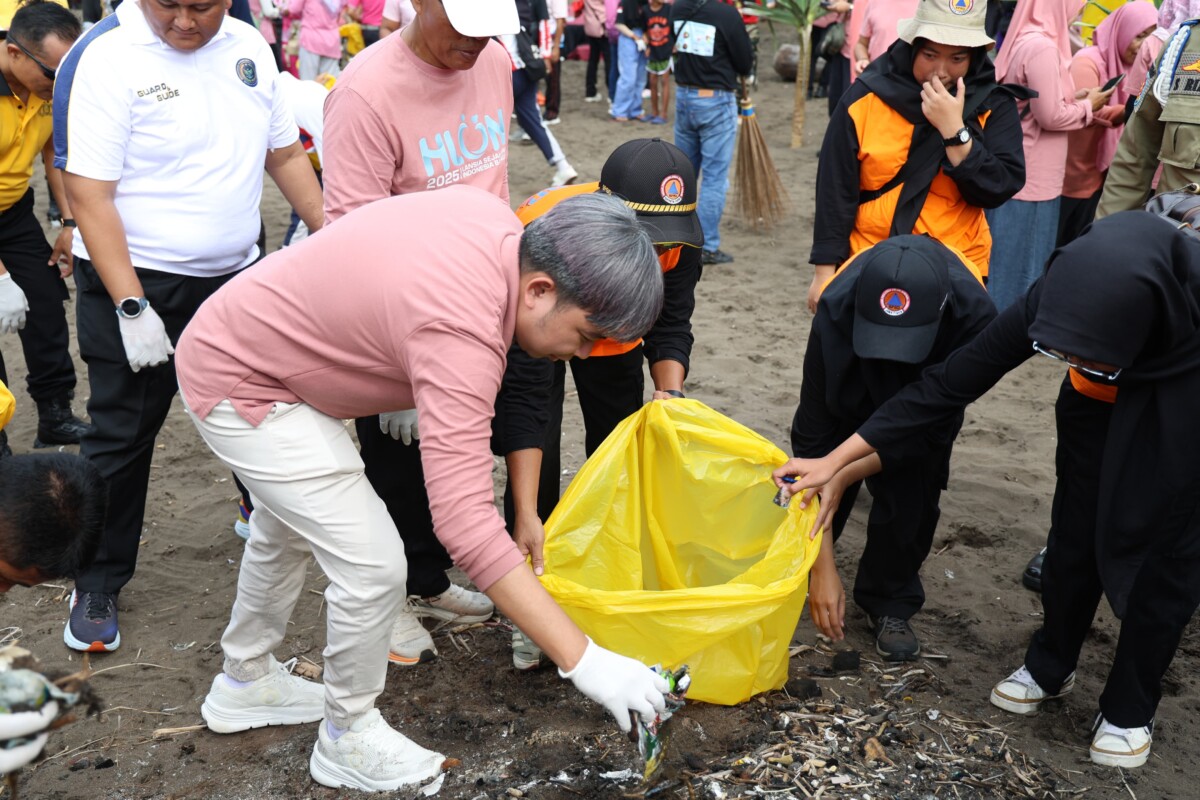Bupati Jember Muhammad Fawait pimpin gerakan bersih-bersih di obyek wisata Pantai Watu Ulo (foto: Jurnalis.co.id/Sigit)