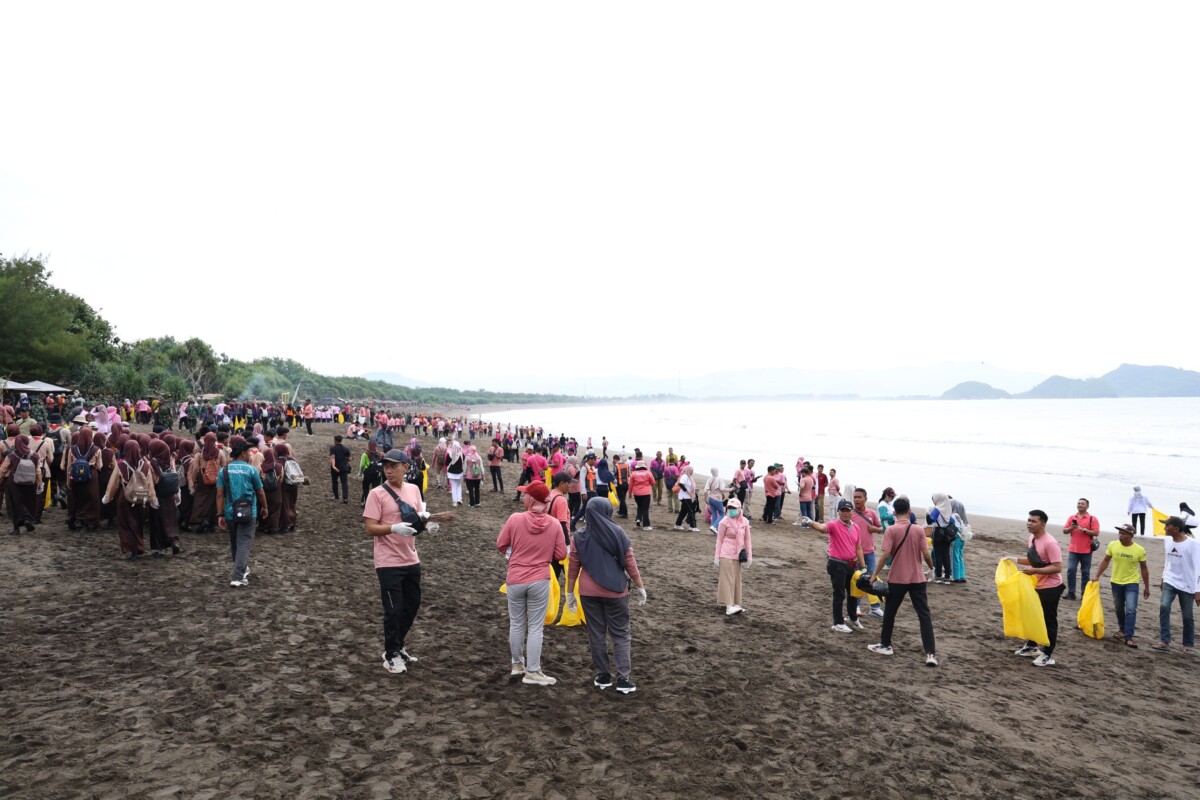 Gerakan bersih-bersih obyek wisata pantai melibatkan masyarakat (foto: Jurnalis.co.id/Sigit)