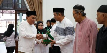 Asisten Pemerintahan dan Kesra, Ismail menyerahkan penghargaan kepada pengurus masjid dan surau dengan nilai infaq dan zakat terbesar di Kota Pontianak.