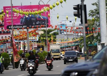 Suasana menyambut Hari Raya Imlek dan Ramadan di Kota Pontianak dengan hiasan ornamen lampion dan ketupat di sepanjang Jalan Gajah Mada.
