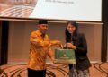 Sekretaris Daerah Kota Pontianak Amirullah menyerahkan cenderamata khas Pontianak kepada perwakilan dari Singapore Cooperation Programme.