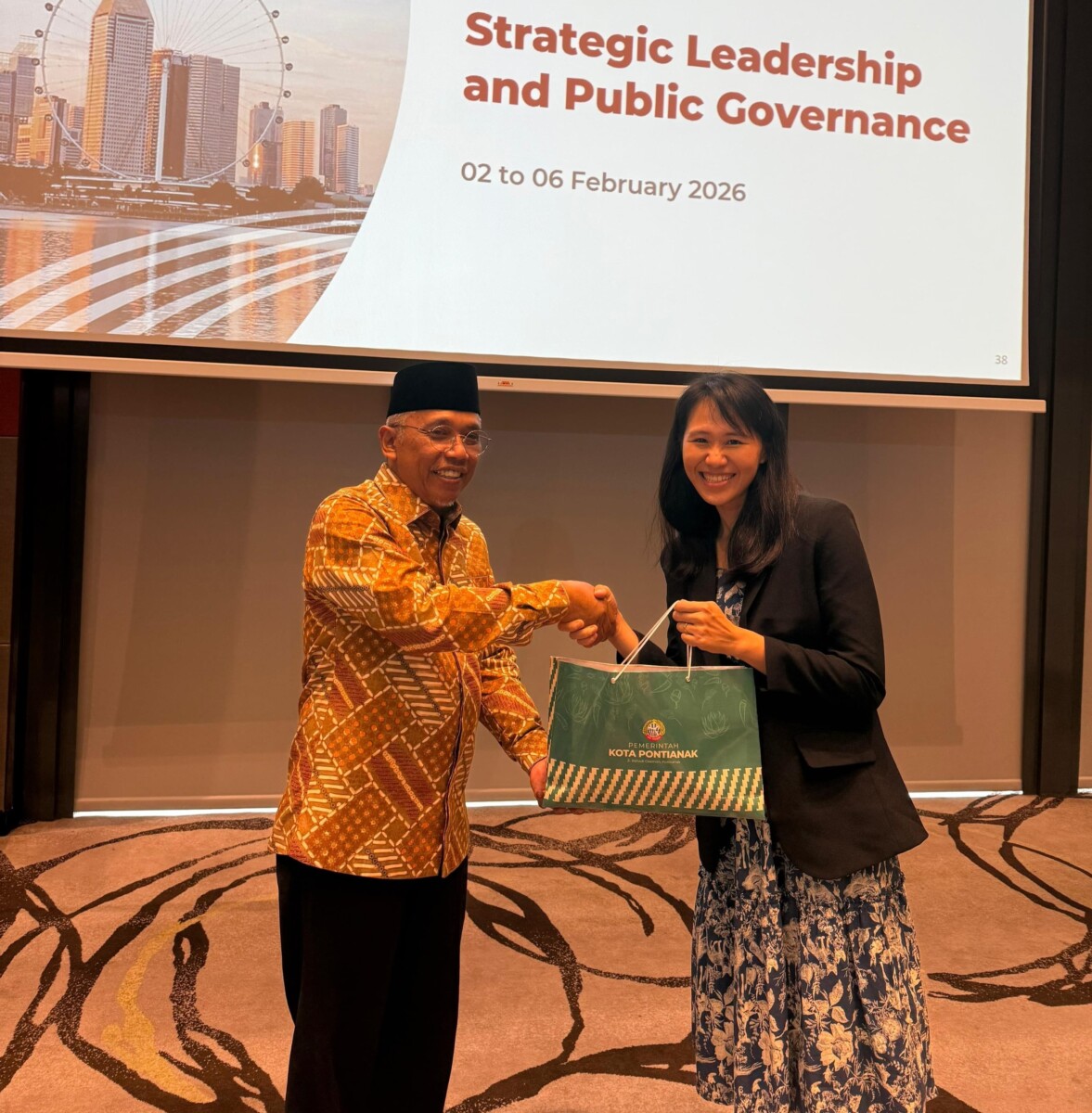 Sekretaris Daerah Kota Pontianak Amirullah menyerahkan cenderamata khas Pontianak kepada perwakilan dari Singapore Cooperation Programme.