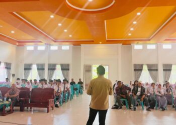 Ketua AJK, Theo Bernadhi ketika menyampaikan materi pelatihan. Foto: AJK.