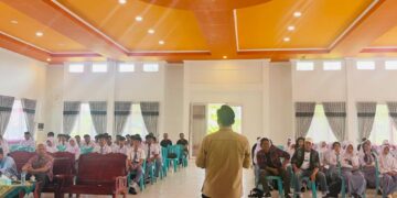 Ketua AJK, Theo Bernadhi ketika menyampaikan materi pelatihan. Foto: AJK.