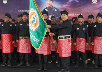 Ketua IPSI Kalbar, Alexander Wilyo menyerahkan pataka ke Ketua IPSI Ketapang usai pengukuhan. Foto: Prokopim.