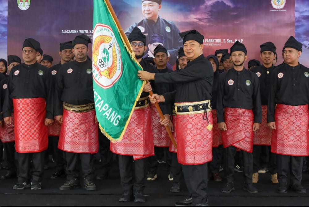 Ketua IPSI Kalbar, Alexander Wilyo menyerahkan pataka ke Ketua IPSI Ketapang usai pengukuhan. Foto: Prokopim.