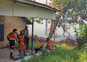 Terlihat beberapa petugas BPBD berjibaku memadamkan api yang berada di belakang perumahan vila anugrah 1 Kayong Utara.
