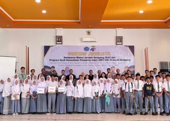 Para pengurus AJK dan Dosen Prodi KPI poto bersama usai menggelar Workshop Jurnalistik, Senin (09/02). Foto: AJK.