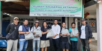 Pengurus AJK menyerahkan bantuan paket sembako gratis ke Rumah Anugerah Ketapang, Selasa (10/02/2026). Foto: AJK.