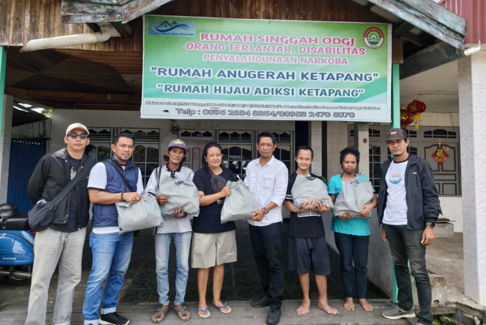 Pengurus AJK menyerahkan bantuan paket sembako gratis ke Rumah Anugerah Ketapang, Selasa (10/02/2026). Foto: AJK.