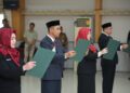 Lima Pejabat eselon dua mengucapkan sumpah dan janji jabatan dalam prosesi pelantikan.