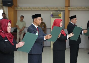 Lima Pejabat eselon dua mengucapkan sumpah dan janji jabatan dalam prosesi pelantikan.