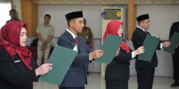 Lima Pejabat eselon dua mengucapkan sumpah dan janji jabatan dalam prosesi pelantikan.