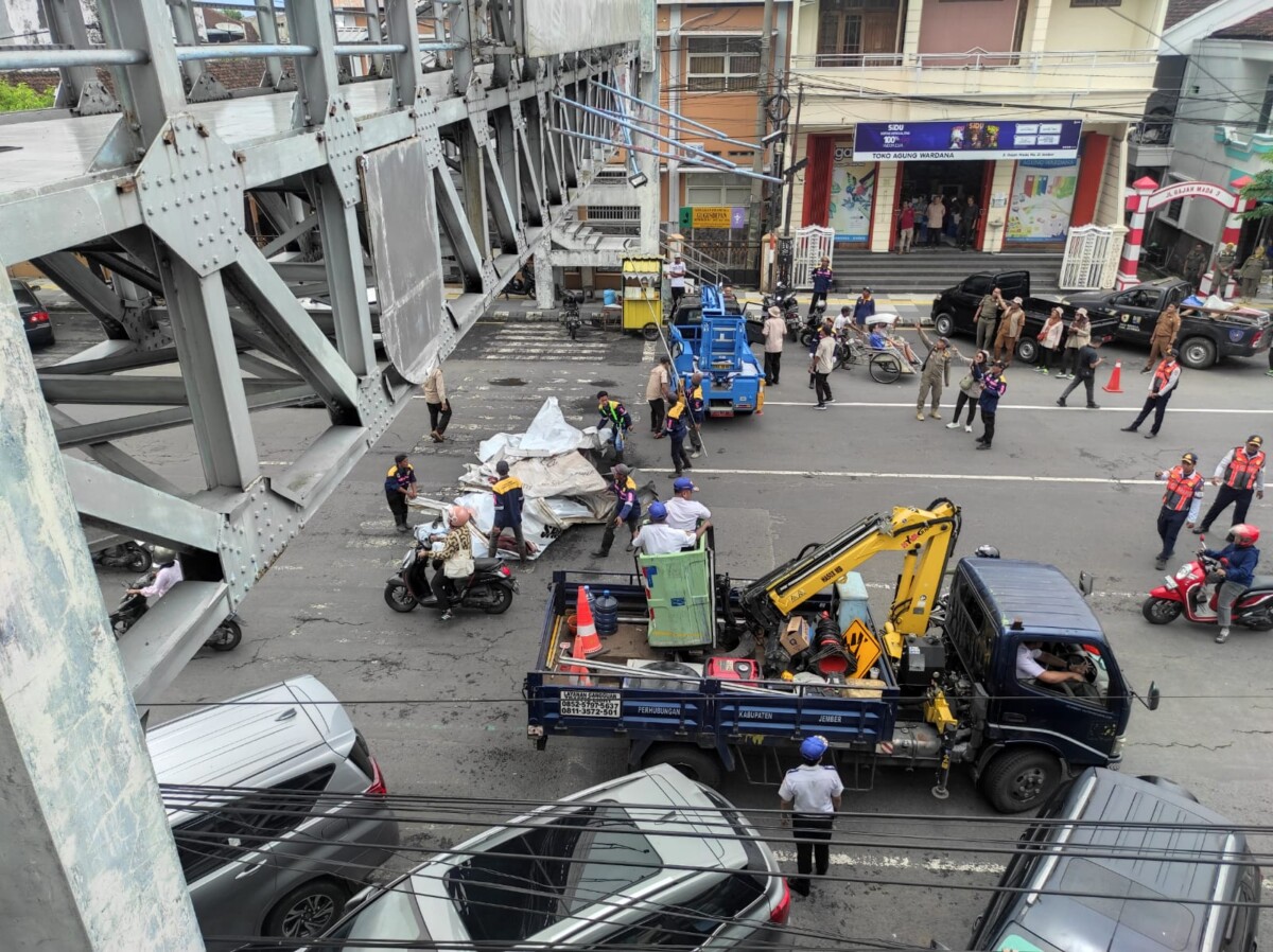 Penertiban poster tidak berijin yang menempel jembatan layang di Jalan Gajah Mada Jember oleh Satgas Infrastruktur dan Tata Ruang (foto: Jurnalis.co.id/Sigit)