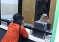 Warga mengurus administrasi di loket Mal Pelayanan Publik.