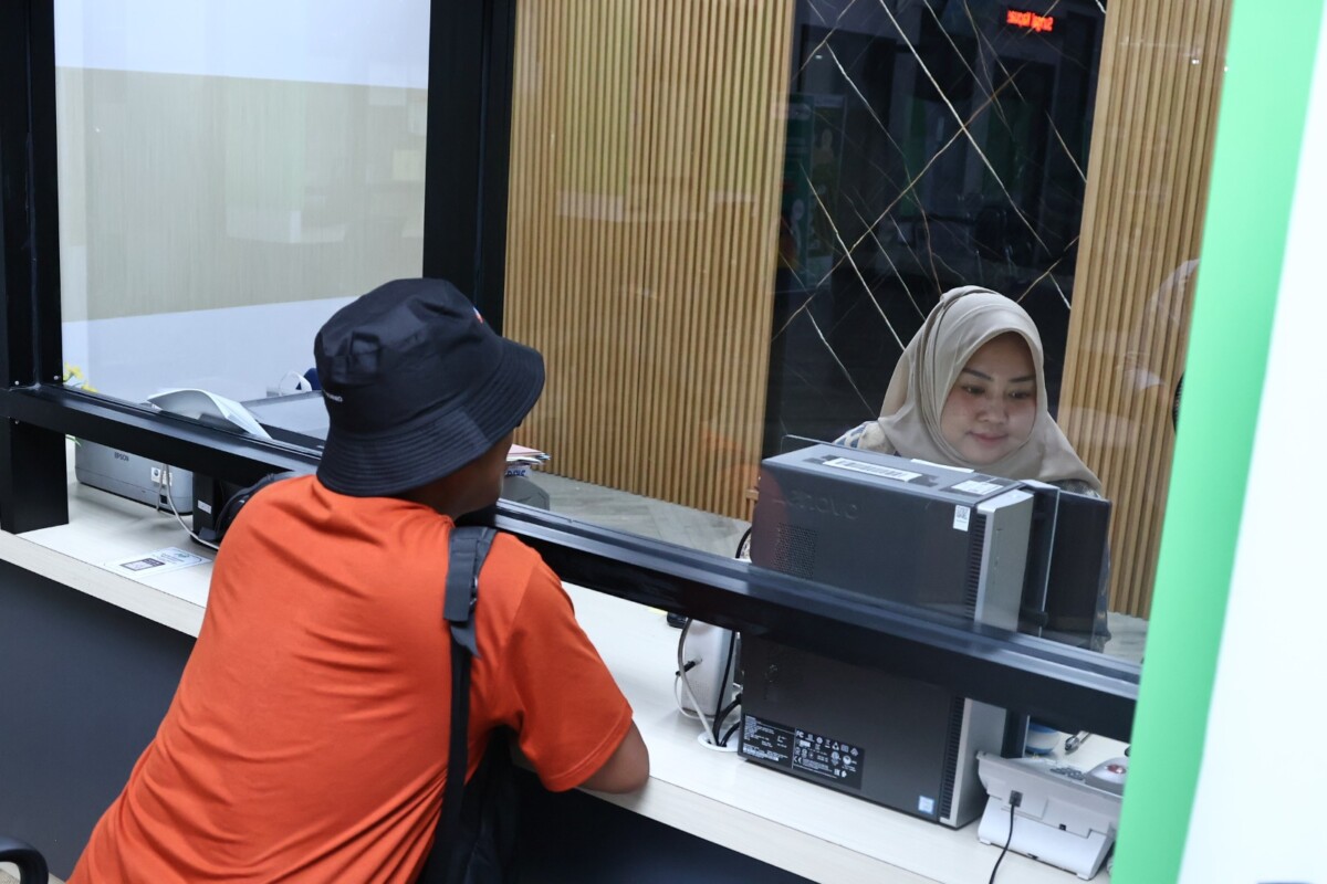 Warga mengurus administrasi di loket Mal Pelayanan Publik.