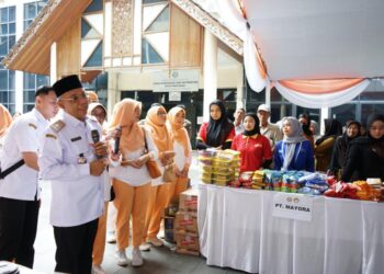 Sekretaris Daerah Kota Pontianak Amirullah saat membuka bazar murah yang digelar Dharma Wanita Persatuan (DWP) Kota Pontianak di Halaman Kantor Wali Kota.