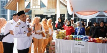 Sekretaris Daerah Kota Pontianak Amirullah saat membuka bazar murah yang digelar Dharma Wanita Persatuan (DWP) Kota Pontianak di Halaman Kantor Wali Kota.