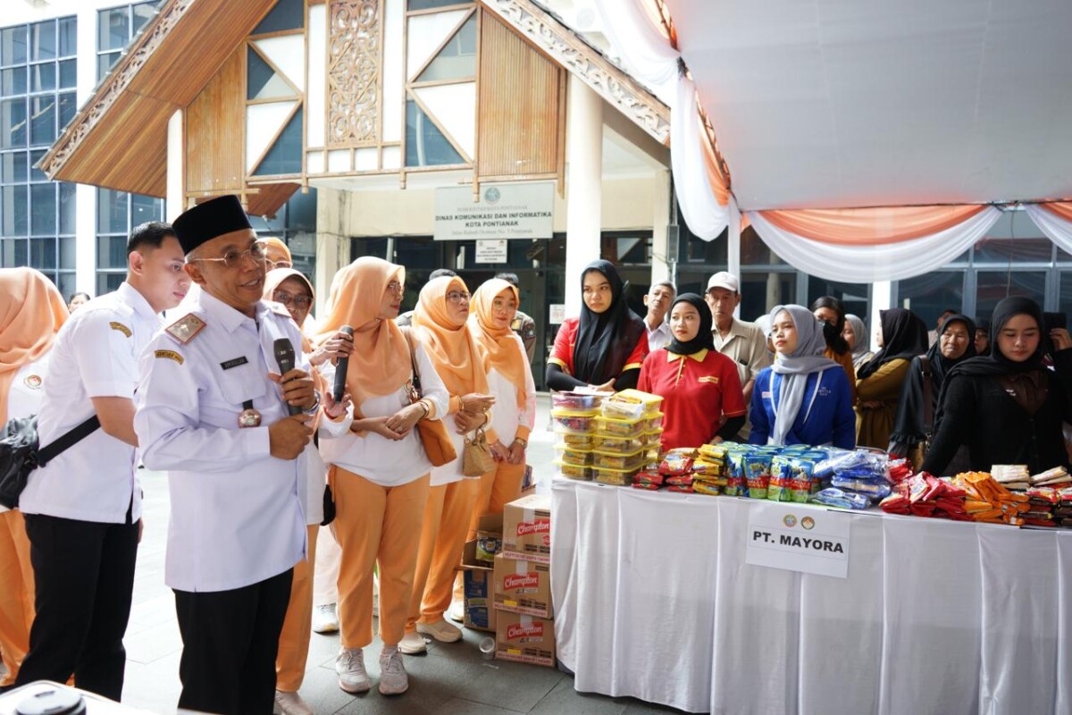 Sekretaris Daerah Kota Pontianak Amirullah saat membuka bazar murah yang digelar Dharma Wanita Persatuan (DWP) Kota Pontianak di Halaman Kantor Wali Kota.