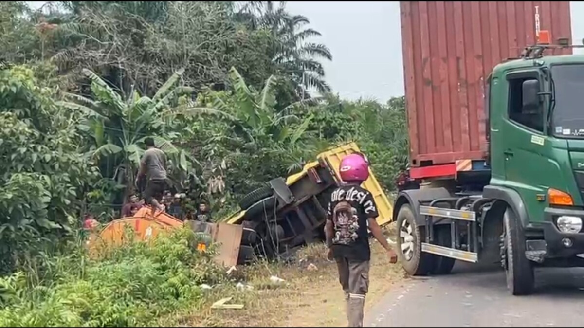 Kecelakaan maut pada hari Senin (09/2/2026) terjadi di badan jalan Trans Kalimantan pada pagi hari. Pengemudi dump truk atas nama Solla meninggal dunia di tempat kejadian.