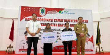 Bupati Kapuas Hulu Fransiskus Diaan saat menyalurkan santunan kematian kepada ahli waris peserta program jaminan sosial ketenagakerjaan. Ist