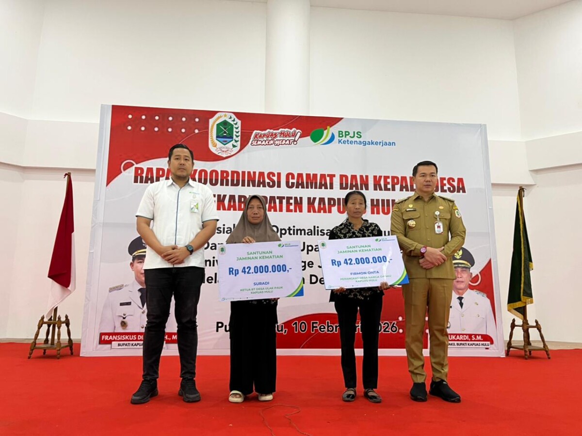 Bupati Kapuas Hulu Fransiskus Diaan saat menyalurkan santunan kematian kepada ahli waris peserta program jaminan sosial ketenagakerjaan. Ist