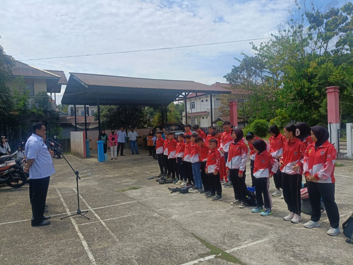 23 atlet Karate Kapuas Hulu dilepas keberangkatanya ke Sintang untuk mengikuti turnamen Dinas Pendidikan Sintang Cup. Taufik