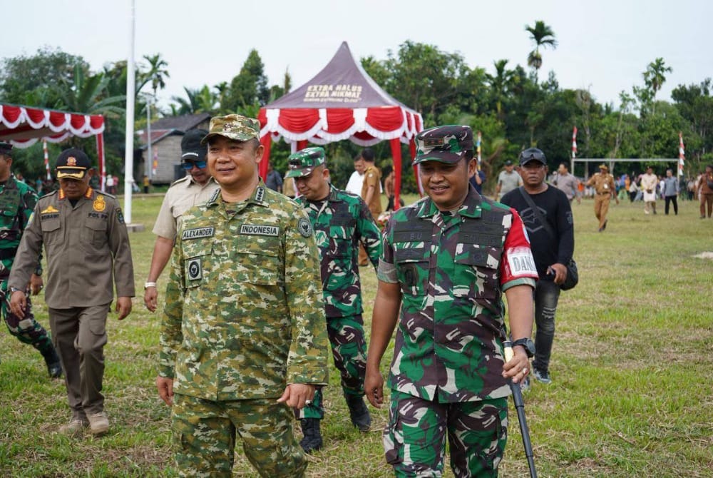 Bupati Ketapang bersama Dandim 1203 melakukan pengecekan pasukan TMMD. Foto: Prokopim.