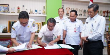 Wali Kota Pontianak Edi Rusdi Kamtono dan Kepala BPJS Ketenagakerjaan Cabang Pontianak Suhur Ali menandatangani Nota Kesepakatan Perlindungan Jaminan Sosial Ketenagakerjaan bagi Ketua RT/RW, kader posyandu, pekerja sosial dan lainnya.