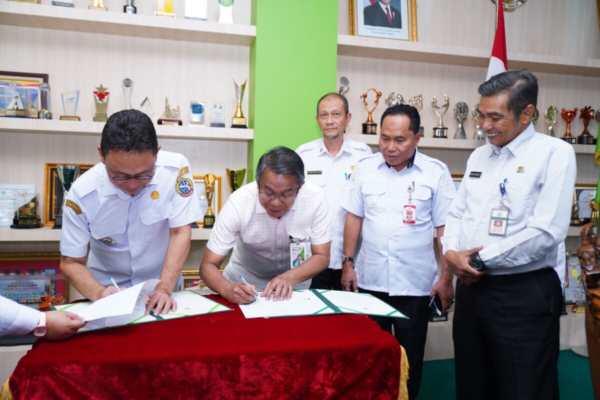 Wali Kota Pontianak Edi Rusdi Kamtono dan Kepala BPJS Ketenagakerjaan Cabang Pontianak Suhur Ali menandatangani Nota Kesepakatan Perlindungan Jaminan Sosial Ketenagakerjaan bagi Ketua RT/RW, kader posyandu, pekerja sosial dan lainnya.