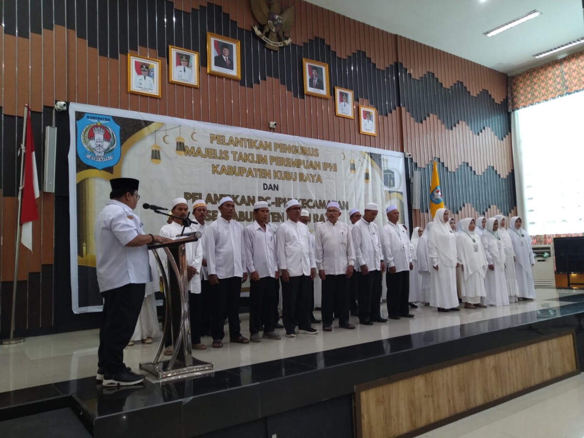 Wabup Kubu Raya Sukiryanto melantik pengurus Majelis Taklim Perempuan dan Pengurus Cabang IPHI (PC IPHI) Kecamatan se-Kabupaten Kubu Raya, Rabu (11/2/2026), di Aula Praja Utama Kantor Bupati.