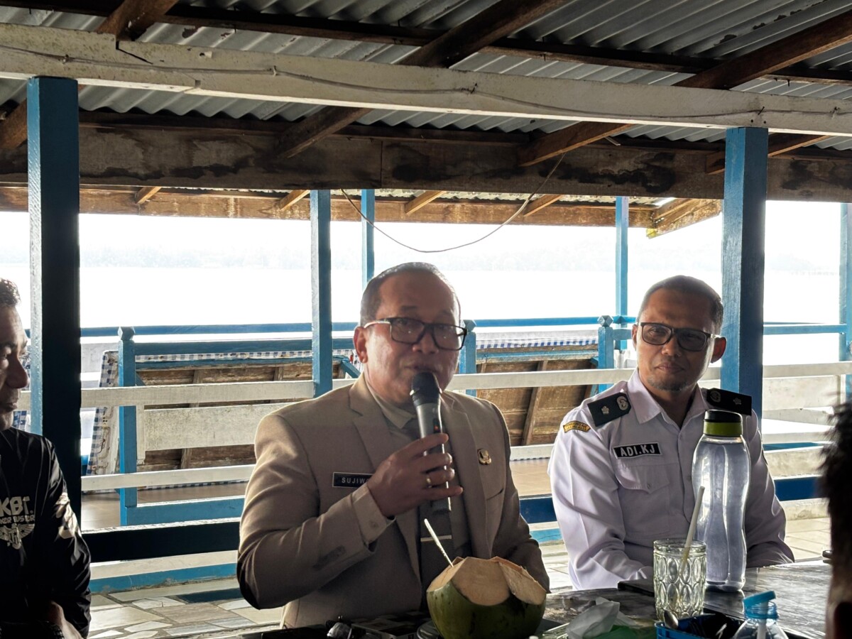 Bupati Kubu Raya Sujiwo memimpin rapat koordinasi (rakor) kepala desa se-Kecamatan Sungai Kakap di Restoran Pantai Indah Kakap, Rabu (11/2/2026). 