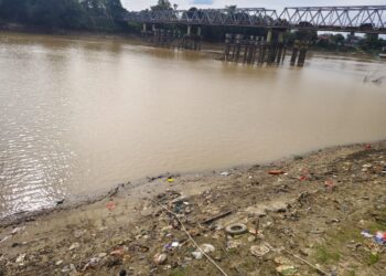 Kabupaten Sintang dan sekitarnya lakukan operasional jalur pengiriman akibat surutnya Sungai Melawi.