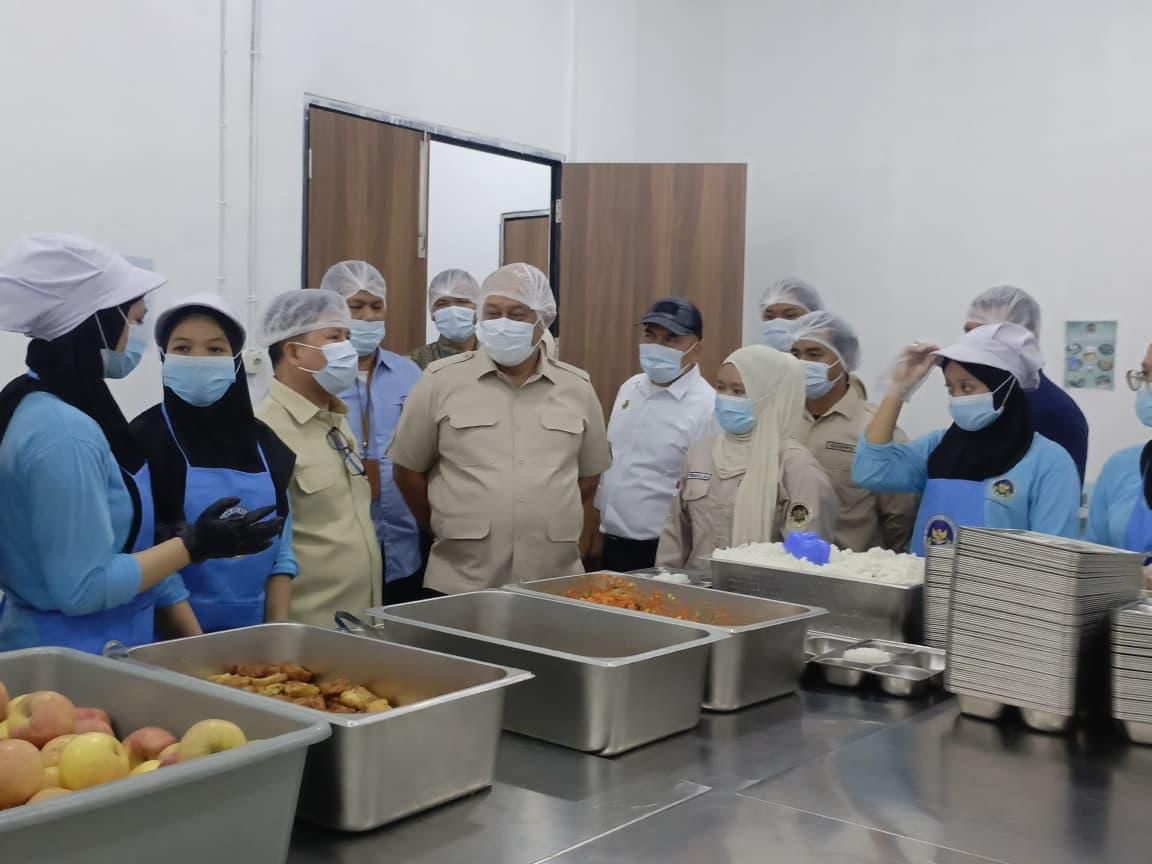 Kepala Badan Gizi Nasional (BGN), Prof. DR. Ir. Dadan Hindayana sambangi dapur Makan Bergizi Gratis (MBG) di wilayah perbatasan Sambas–Malaysia.