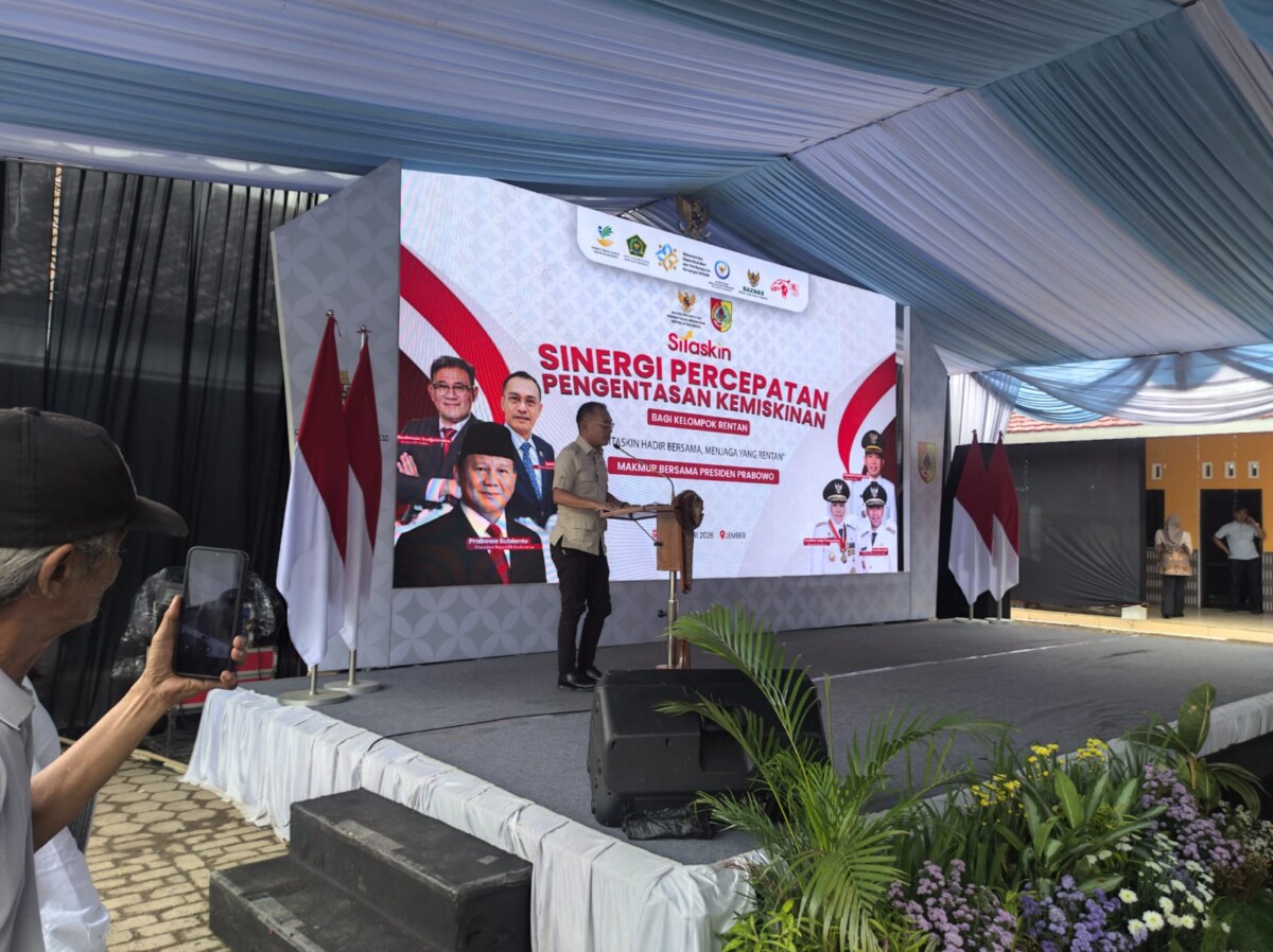 Wakil Ketua BP Taskin Iwan Sumule memberikan sambutan dihadapan Bupati Jember dan tamu undangan lain serta penerima manfaat (foto: Jurnalis.co.id/Sigit)