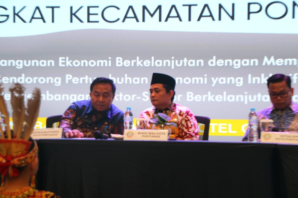 Wakil Wali Kota Pontianak Bahasan membuka Musrenbang RKPD 2027 Tingkat Kecamatan Pontianak Timur.