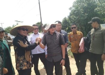 Bupati Kubu Raya Sujiwo bersama Anggota Komisi V DPR RI Yuliansyah meninjau ruas jalan yang akan dibangun dari Desa Kapur, Kecamatan Sungai Raya, menuju Desa Pasak Piang, Kecamatan Sungai Ambawang, Kamis (12/2/2026).