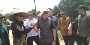 Bupati Kubu Raya Sujiwo bersama Anggota Komisi V DPR RI Yuliansyah meninjau ruas jalan yang akan dibangun dari Desa Kapur, Kecamatan Sungai Raya, menuju Desa Pasak Piang, Kecamatan Sungai Ambawang, Kamis (12/2/2026).