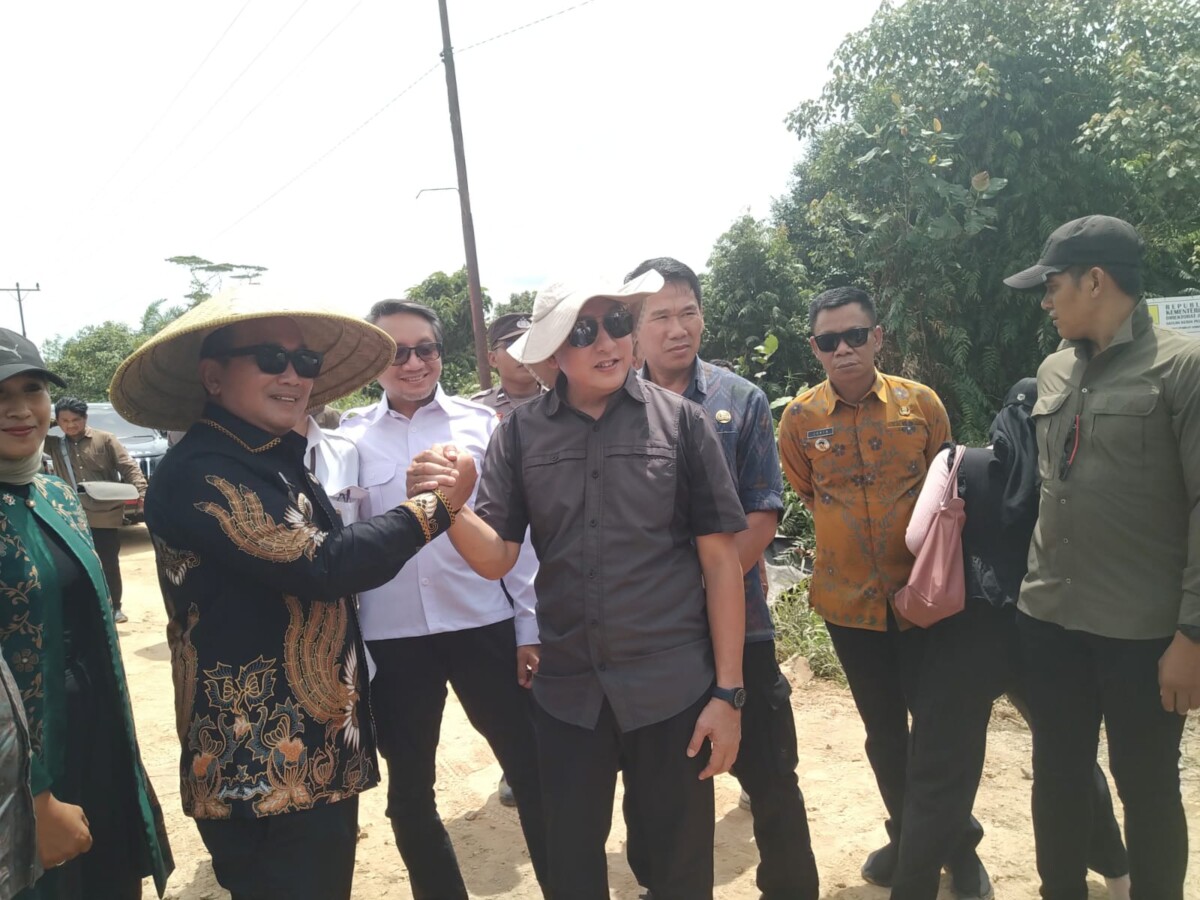 Bupati Kubu Raya Sujiwo bersama Anggota Komisi V DPR RI Yuliansyah meninjau ruas jalan yang akan dibangun dari Desa Kapur, Kecamatan Sungai Raya, menuju Desa Pasak Piang, Kecamatan Sungai Ambawang, Kamis (12/2/2026).