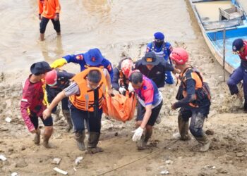 Lima pelajar yang mandi bersama terseret arus sungai. Dua orang selamat, dua ditemukan meninggal dunia, dan satu lainnya masih dalam pencarian.