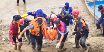 Lima pelajar yang mandi bersama terseret arus sungai. Dua orang selamat, dua ditemukan meninggal dunia, dan satu lainnya masih dalam pencarian.