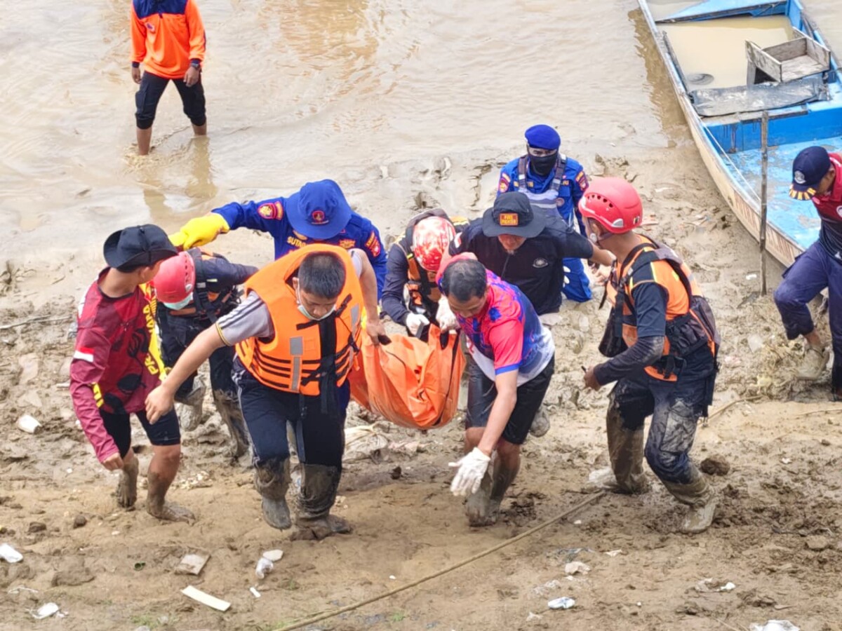 Lima pelajar yang mandi bersama terseret arus sungai. Dua orang selamat, dua ditemukan meninggal dunia, dan satu lainnya masih dalam pencarian.
