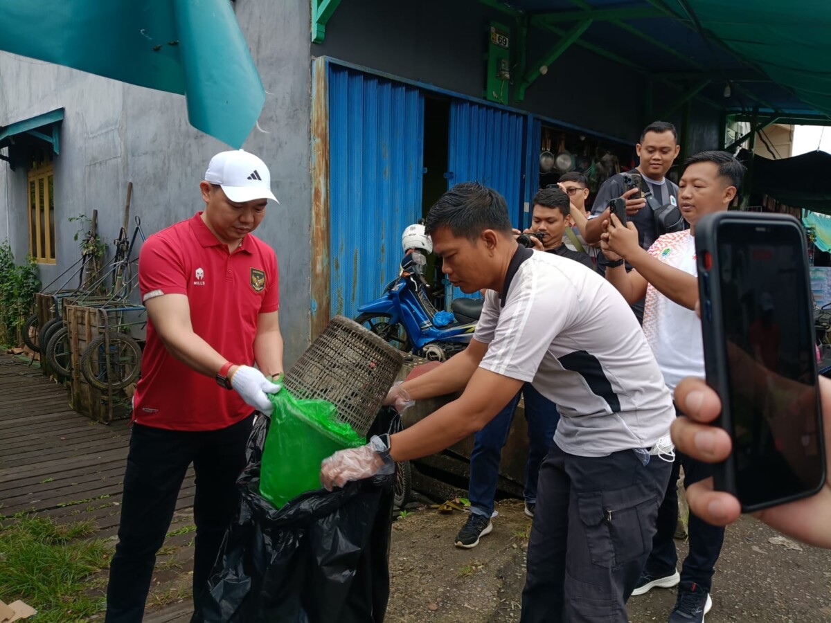 Bupati Kapuas Hulu Fransiskus Diaan saat melakukan kegiatan jumat bersih menindaklanjuti arahan Presiden. Taufik