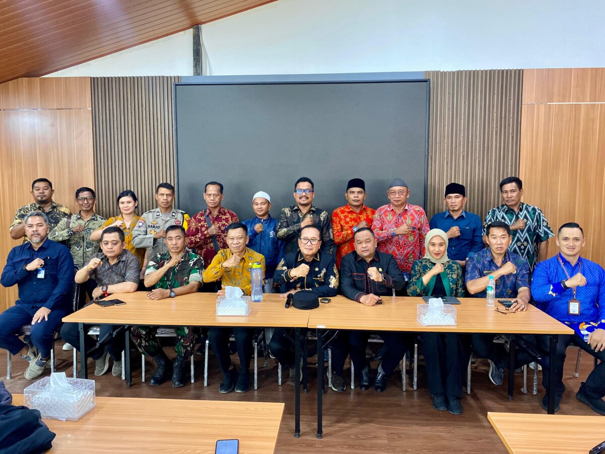 Bupati Kubu Raya Sujiwo pimpin rakor kades se-Kecamatan Sungai Ambawang di Aula Torasera Abdussalam, Desa Durian, Kecamatan Sungai Ambawang, Kamis (12/2/2026).